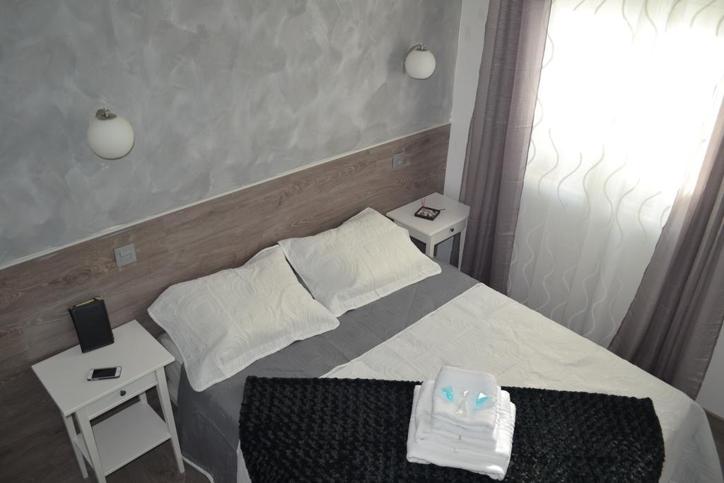 Hostal Meyra Madrid Exteriér fotografie