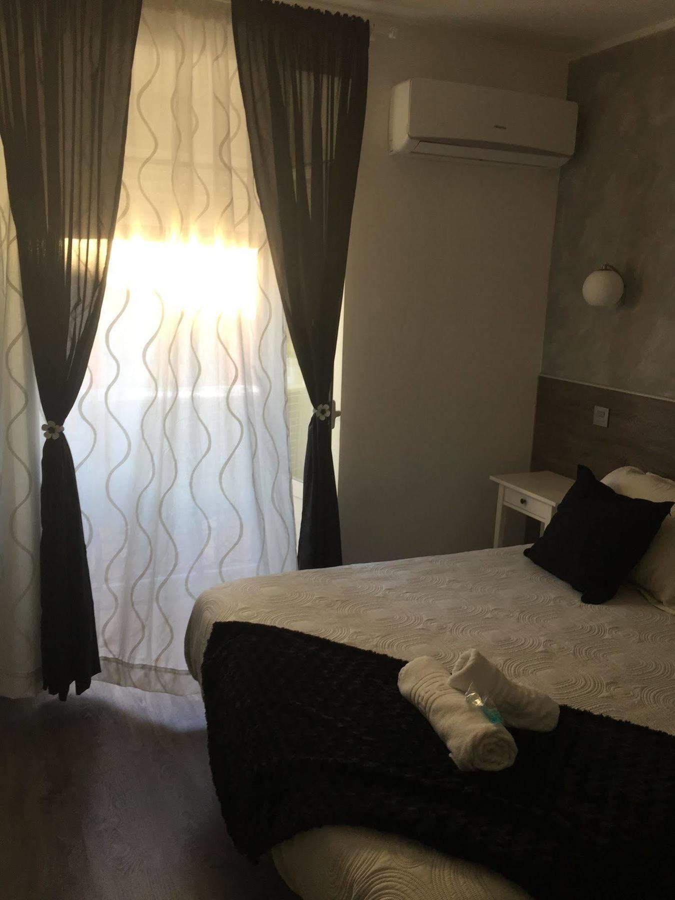 Hostal Meyra Madrid Exteriér fotografie